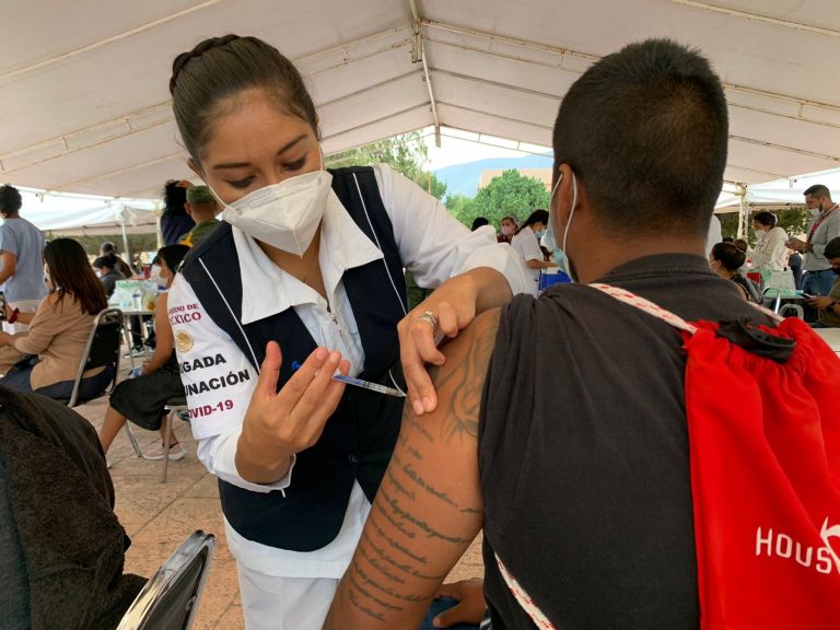 Casi 20 mil jóvenes se vacunan en un día en Saltillo