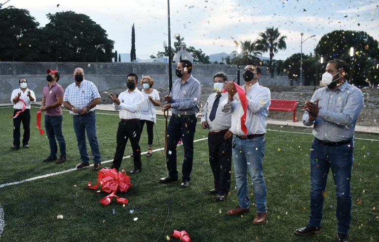 Chema Morales entrega recreativo remodelado en colonia Villas de Arizpe 