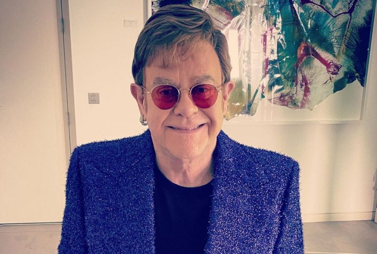 Elton John sorprende a comensales de restaurant interpretando su nueva canción