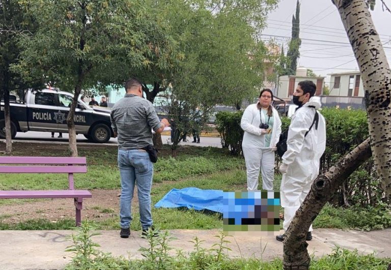 Encuentran a hombre muerto en plaza pública en Saltillo