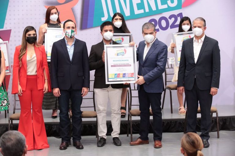 Entrega Riquelme Premio Estatal de la Juventud 2021