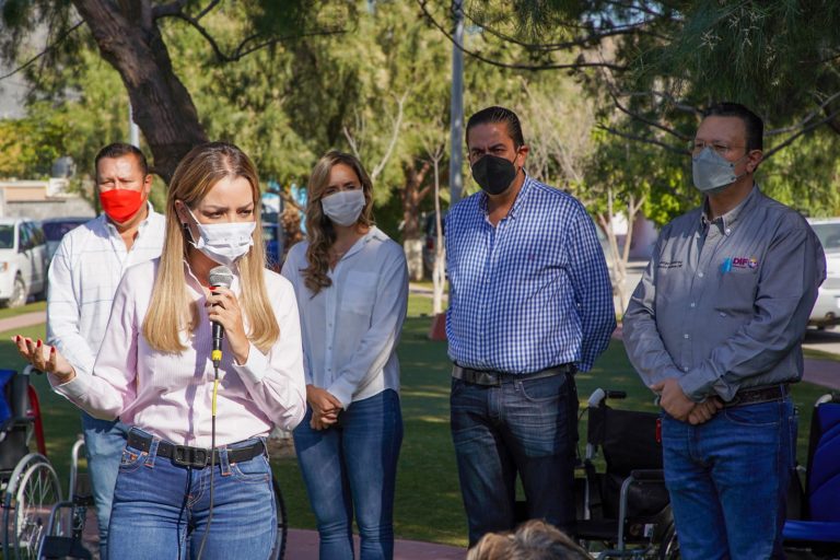 Entrega alcalde Chema Morales aparatos ortopédicos en colonia Analco