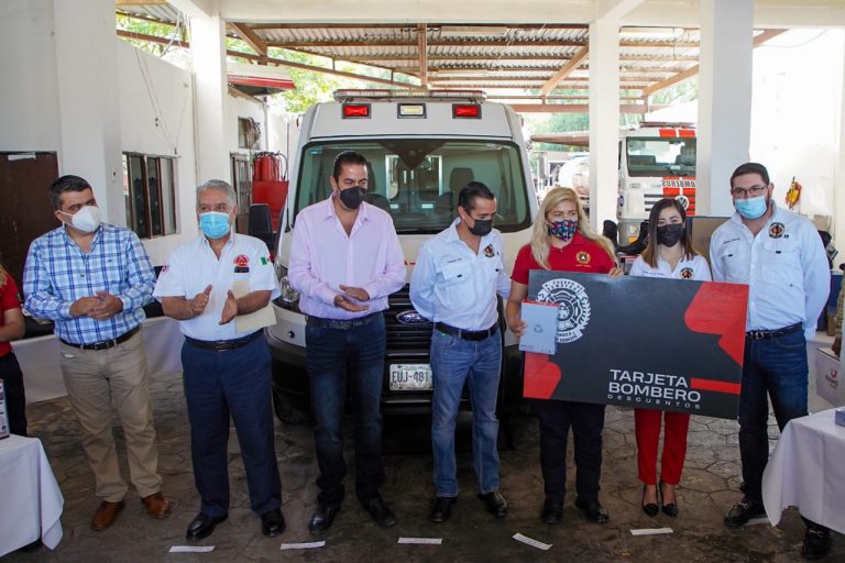 Entregan uniformes a Proteccion Civil y Bomberos de Ramos