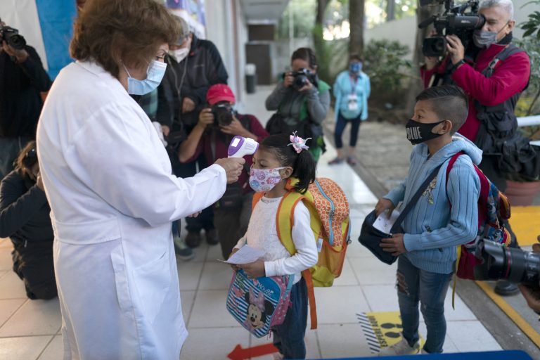 ¿Perjudica a los niños el uso de cubrebocas contra Covid?