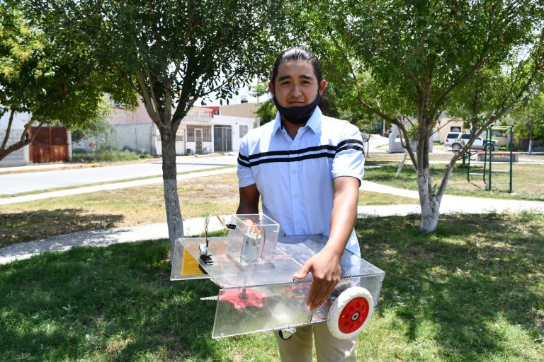 Estudiante de UTC crea robot demo cortacésped autónomo    