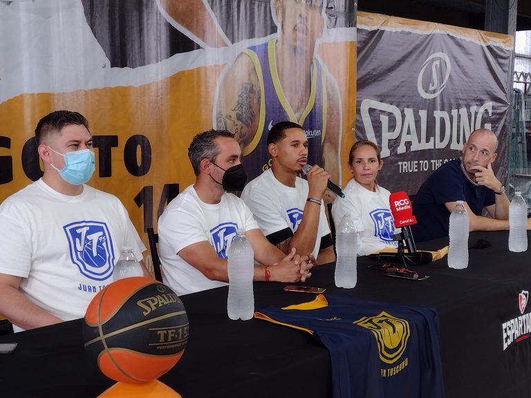 Llega a Saltillo jugador de la NBA para entrenar a jóvenes y niños