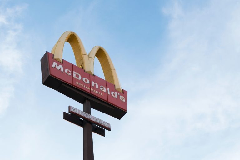 McDonald’s se queda sin batidos y refrescos embotellados en todos sus locales del Reino Unido debido al Brexit y el covid-19