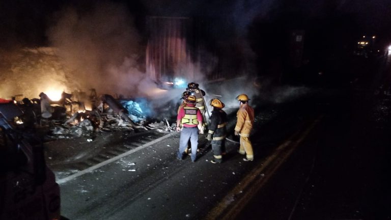 Mueren pequeñitos en choque e incendio