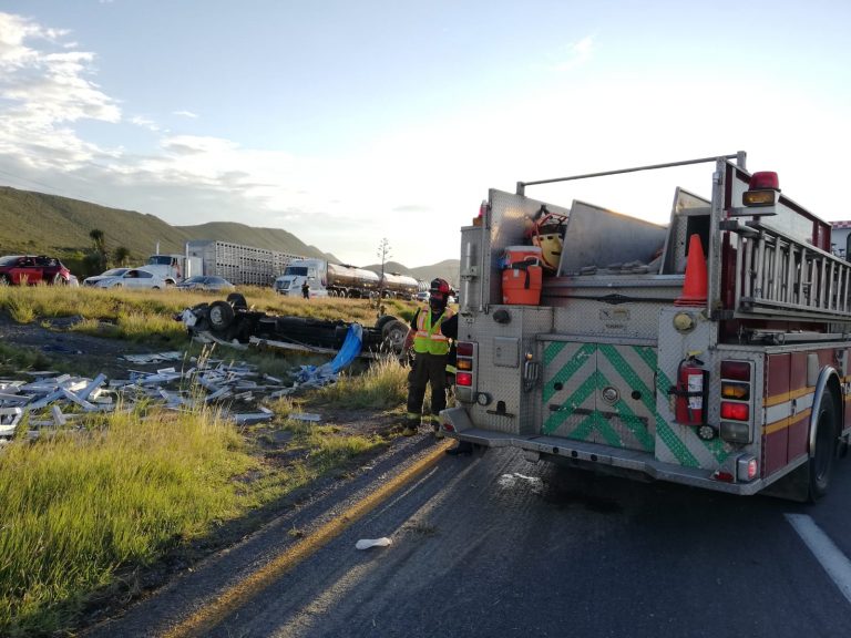 Mueren dos al volcar tráiler en la Saltillo-Torreón