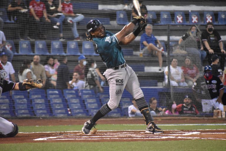 Rainel Rosario da triunfo a Saraperos con cuadrangular de 3 carreras