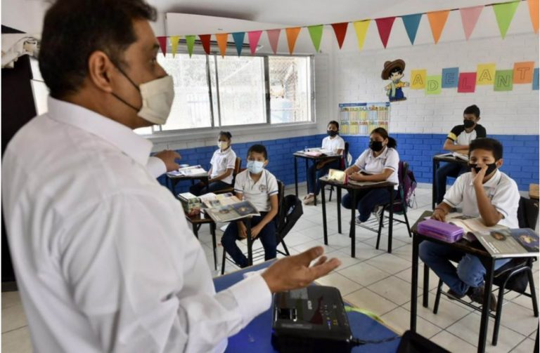 Contemplan reducir distancia entre pupitres para aumentar aforo de estudiantes en escuelas de Coahuila