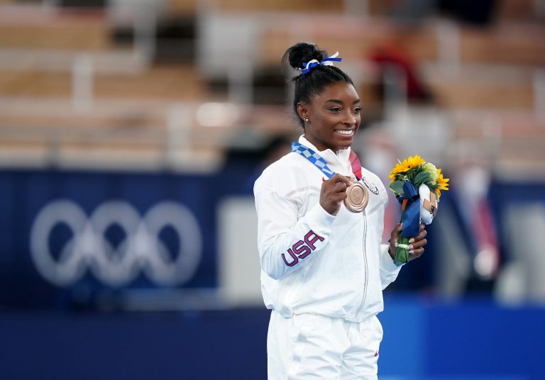 Simone Biles regresa a competir y gana medalla de bronce en la viga de equilibrio