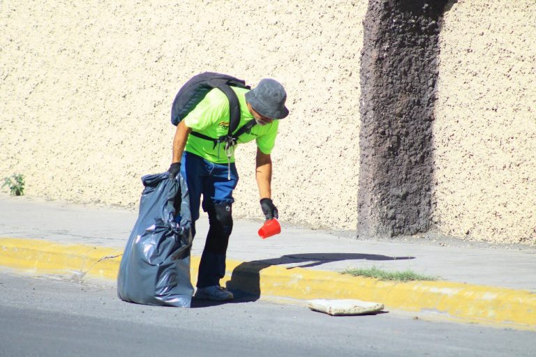 Trabajan cuadrillas  en deshierbe y alcantarillas tapadas por basura en Saltillo