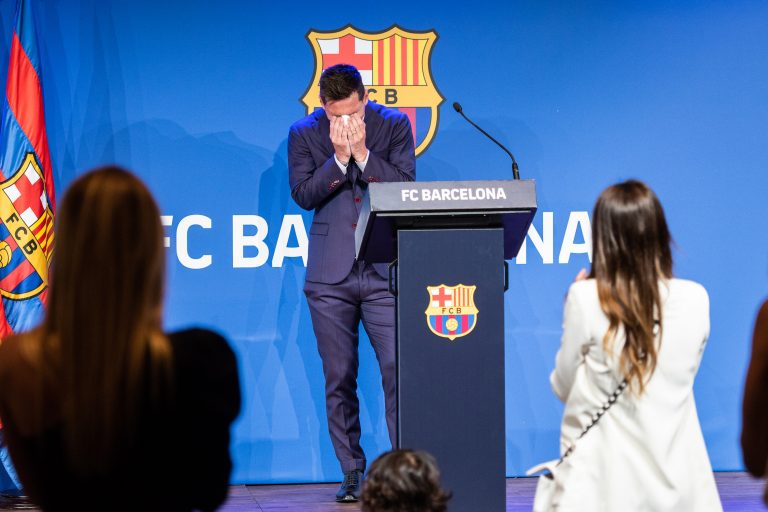 Venden por 1 millón de dólares el supuesto pañuelo que Messi usó en su despedida del Barcelona