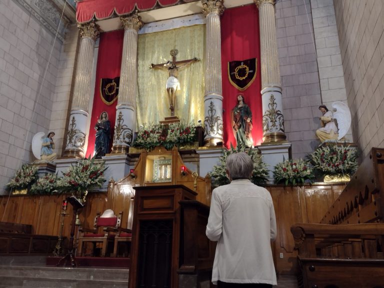 Veneran saltillenses al Santo Cristo en su fiesta patronal 