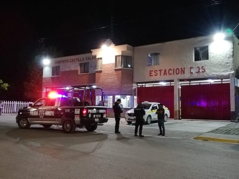 Quincuagenario no alcanza a recibir auxilio y muere a bordo de auto de alquiler