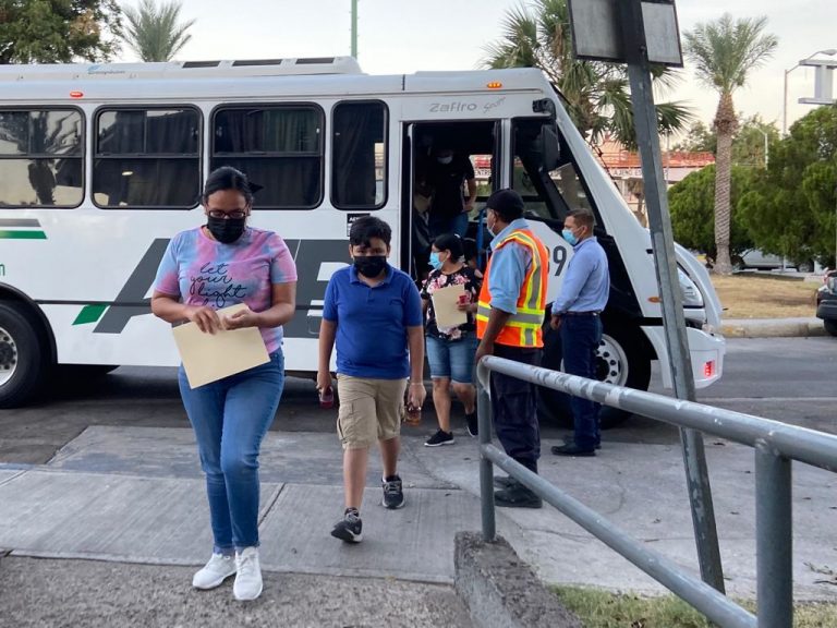 Alrededor de 50 adolescentes saltillenses se vacunaron en Eagle Pass   