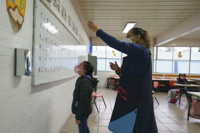 Andan mal en matemáticas y español el 25% de estudiantes del nivel básico