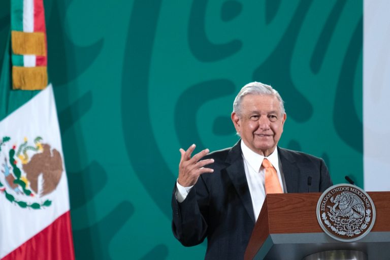 López Obrador califica  al Paquete Económico 2022 como realista; garantiza recursos a programas sociales