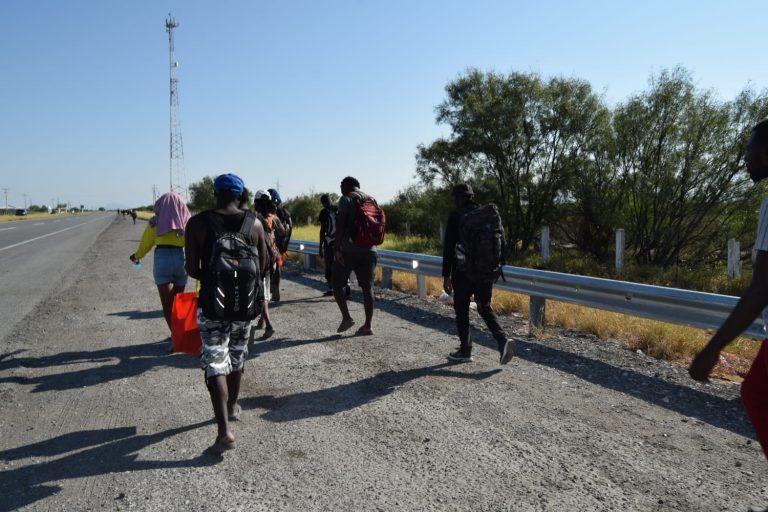 Migrantes haitianos cruzan Monclova a pie