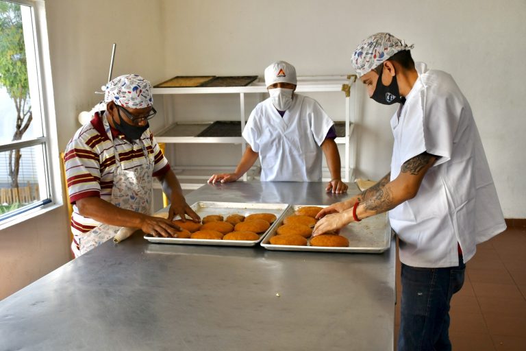 Apoya la venta de pan dulce a jóvenes en rehabilitación 