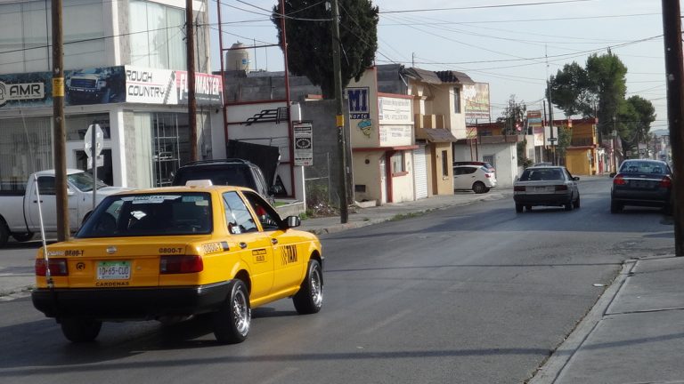 Advierten a taxistas de no transportar a migrantes a otras ciudades