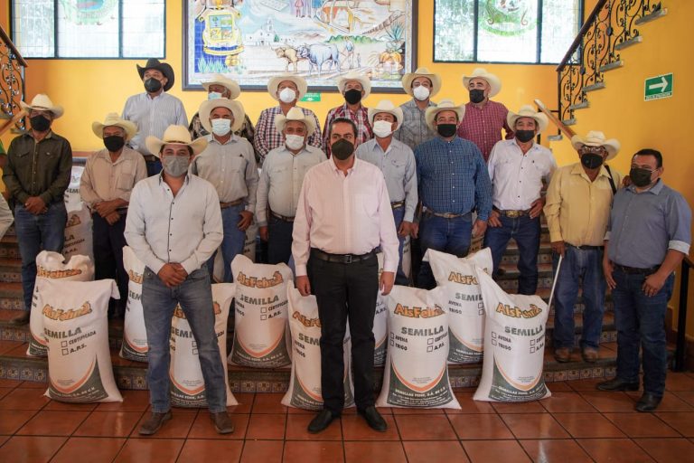 Chema Morales entrega el programa “Más Semilla” a productores del campo