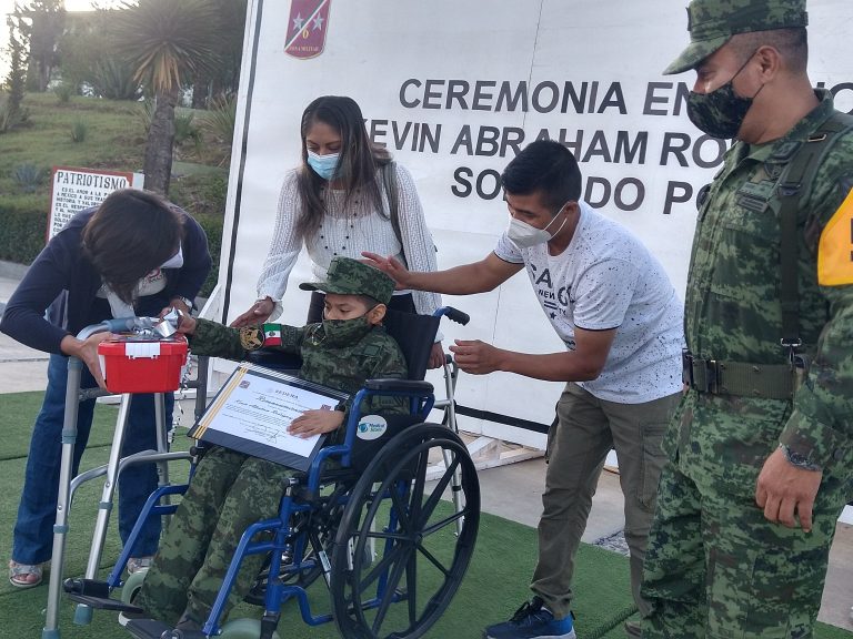 Cumple Kevin sueño de ser soldado por un día