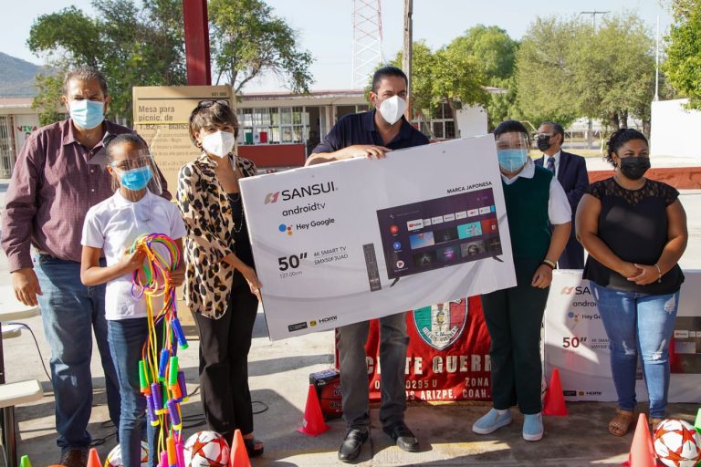 Entrega Chema Morales el programa de Escuelas al 50 en la colonia Esmeralda