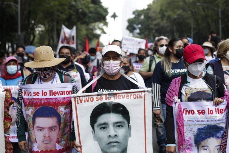 Van padres de los 43 y normalistas por boicot a campañas