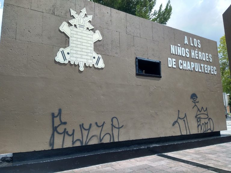 A días de su festejo, vandalizan monumento a los Niños Héroes