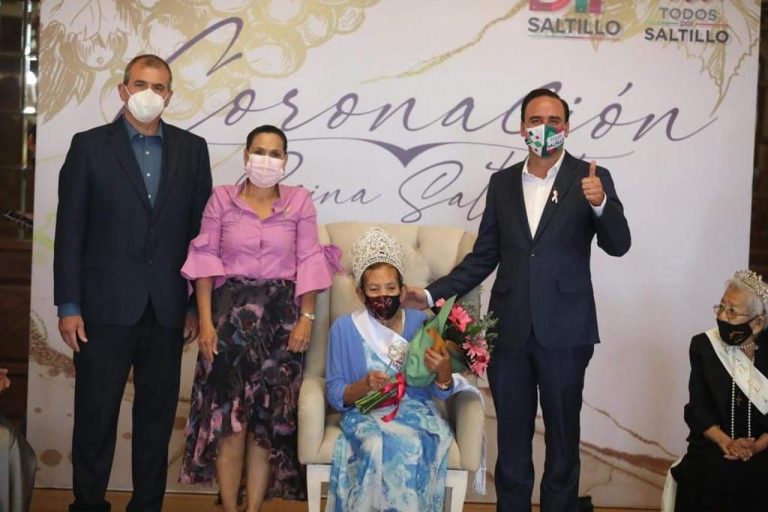Coronan a la Reina de los Adultos Mayores en Saltillo