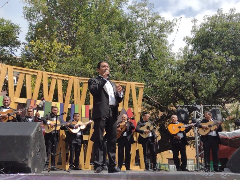 Deleita música de rondalla saltillense a público del Cervantino