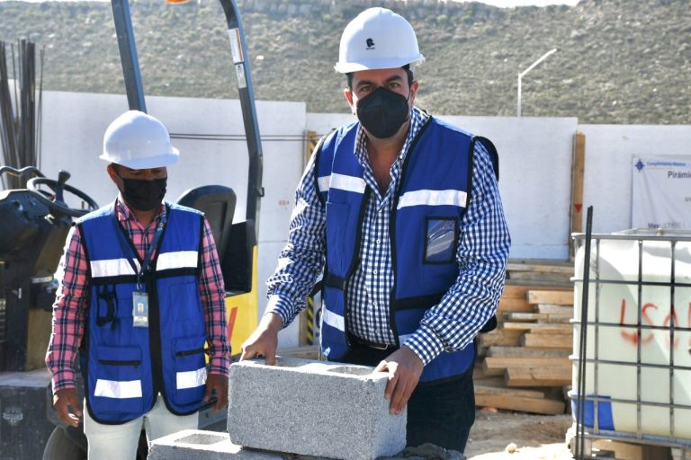 Colocan primera piedra de Bodega Aurrera en Parajes de los Pinos 