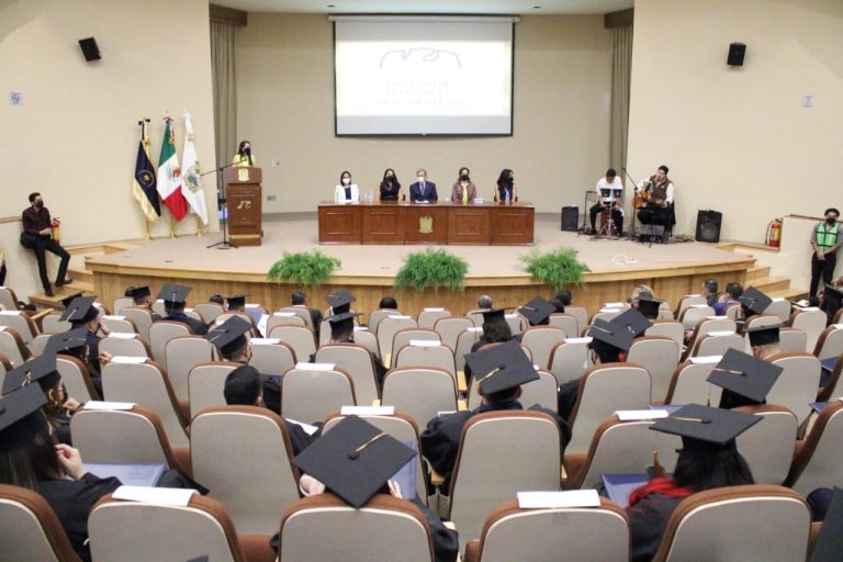 Rector de la UAdeC entrega títulos profesionales a alumnos de la Licenciaturas y Maestría, en Unidad Torreón