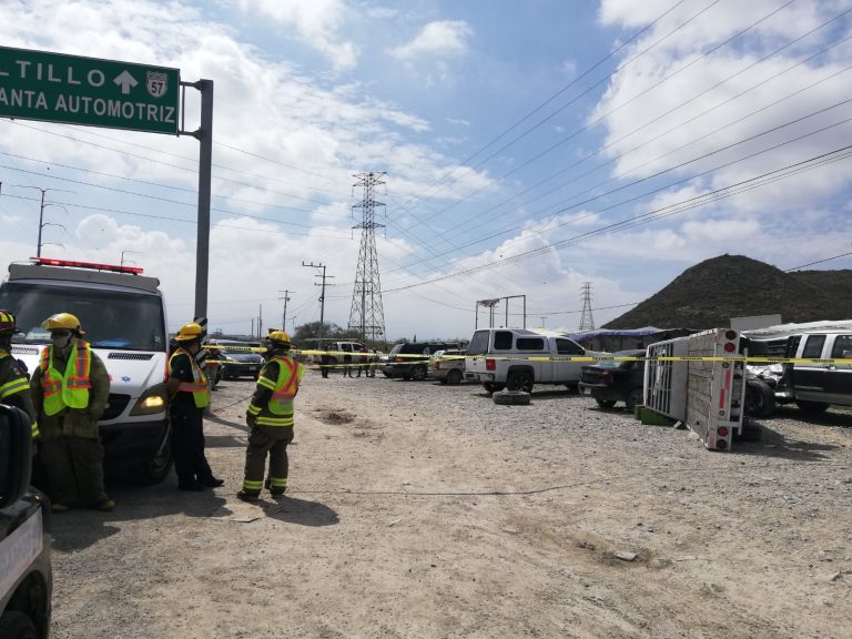 Muere conductor al sufrir salida de camino y volcadura en Ramos Arizpe