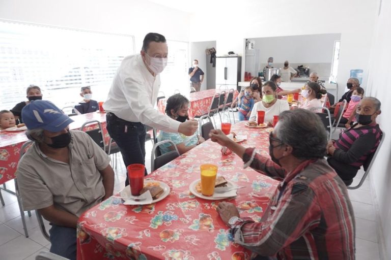 Ofrecen servicios médicos a más de 80 adultos mayores en la colonia El Mirador