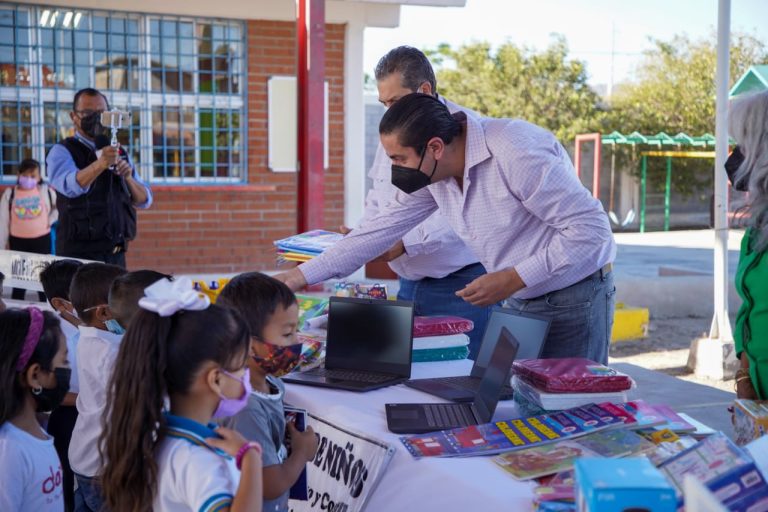 Chema Morales entrega “Escuelas al 50” en jardín de niños