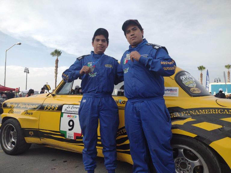 Corren hermanos coahuilenses la Carrera Panamericana en memoria de su padre