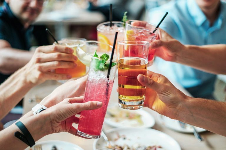 Desaconseja IMSS bebidas alcohólicas y azucaradas para quitar la sed