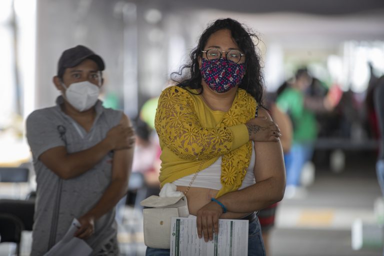 Es ilegal que empresas lo exijan a trabajadores el certificado de vacunación de Covid-19, advierte Gobierno