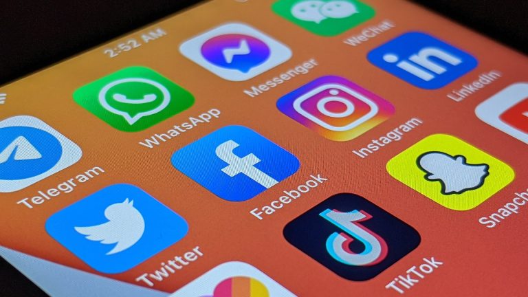 Fue un error de mantenimiento rutinario, dice Facebook sobre ‘apagón’ de apps