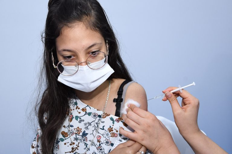 Juez ordena al gobierno federal vacunar contra COVID a todos los menores de 12-17 años