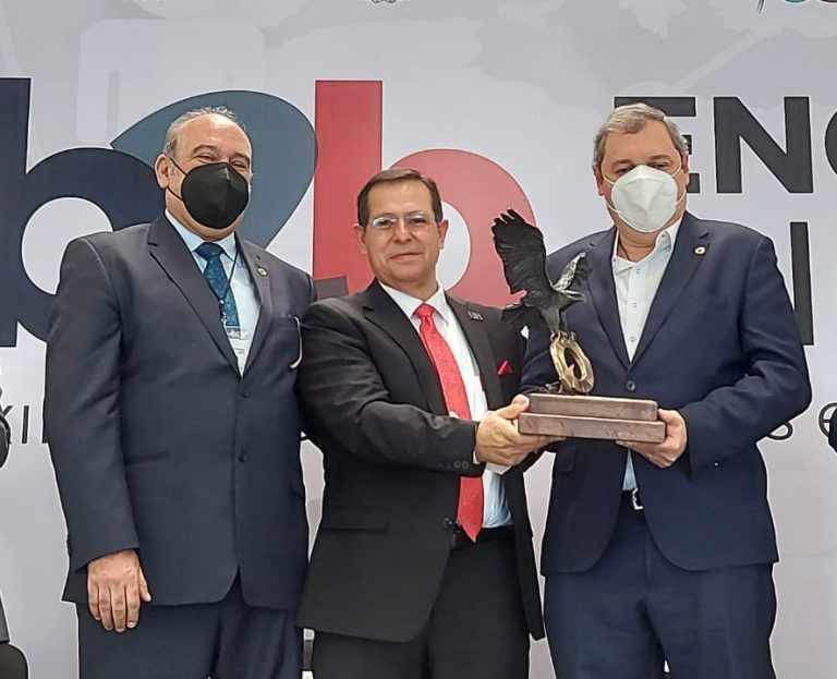 Luís Arizpe, Héctor Horacio Dávila y Everardo Durán reciben la presea Águila CANACINTRA