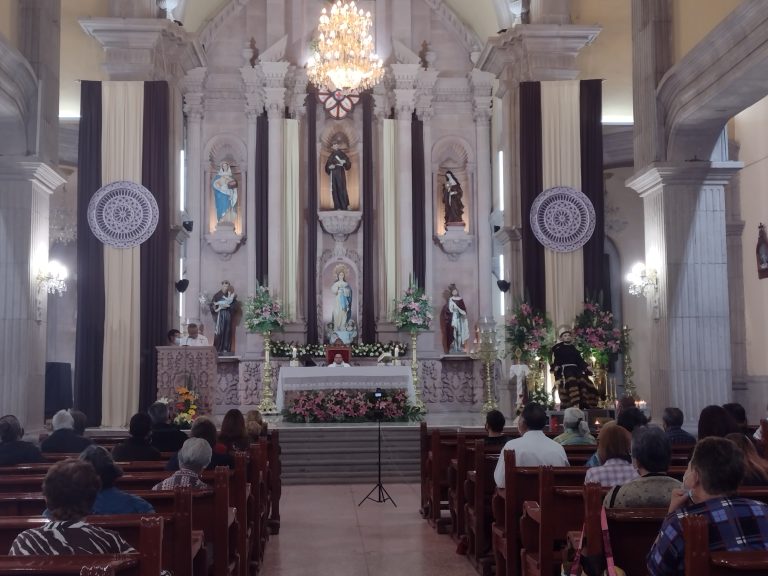 Piden saltillenses a San Francisco de Asís por enfermos y fin de la Covid