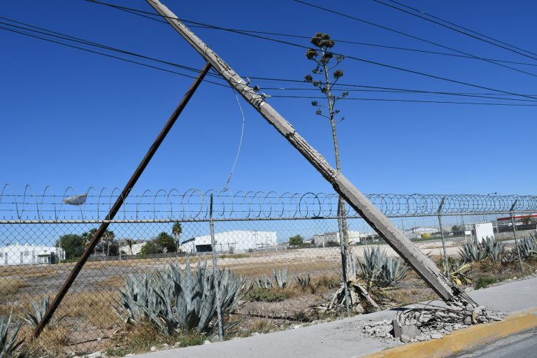 Poste dañado de la CFE continúa poniendo en riesgo a trabajadores de zona industrial 