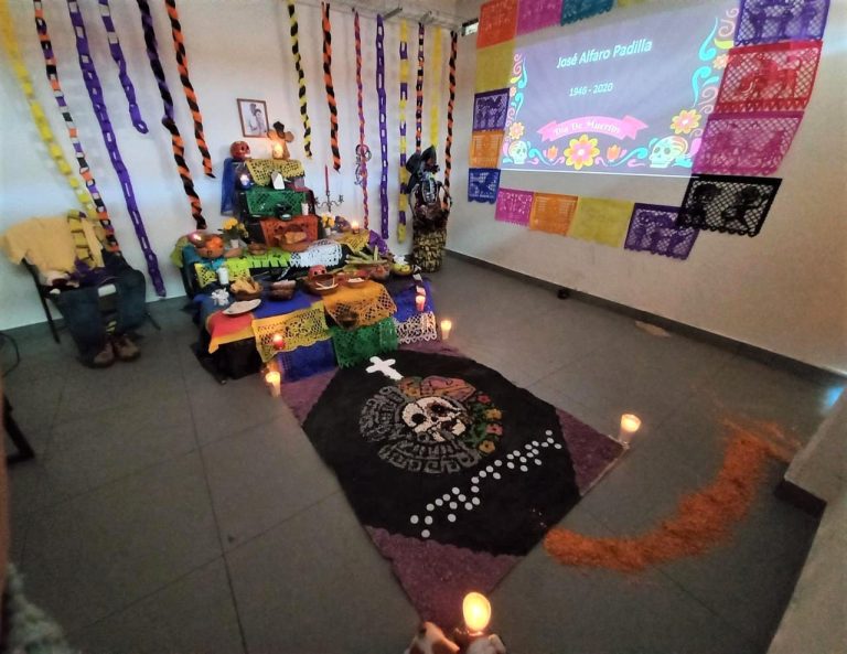 Realizan en Escuela de Invidentes altar de muertos en memoria de don José Alfaro, icónico ventrílocuo de Saltillo