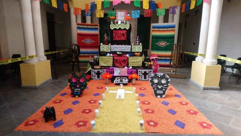 Realizan museos de Coahuila los tradicionales altares de muertos