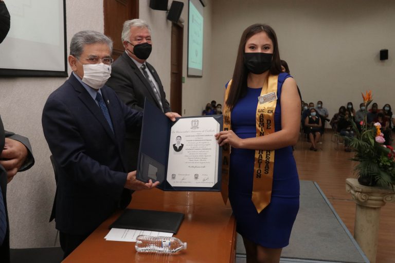 Rector de la UA de C entrega títulos profesionales a la Generación Diciembre 2020 de la FCA Monclova