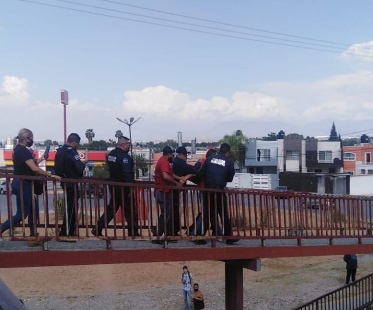 Rescatan a hombre que intentaba lanzarse de puente peatonal en Saltillo